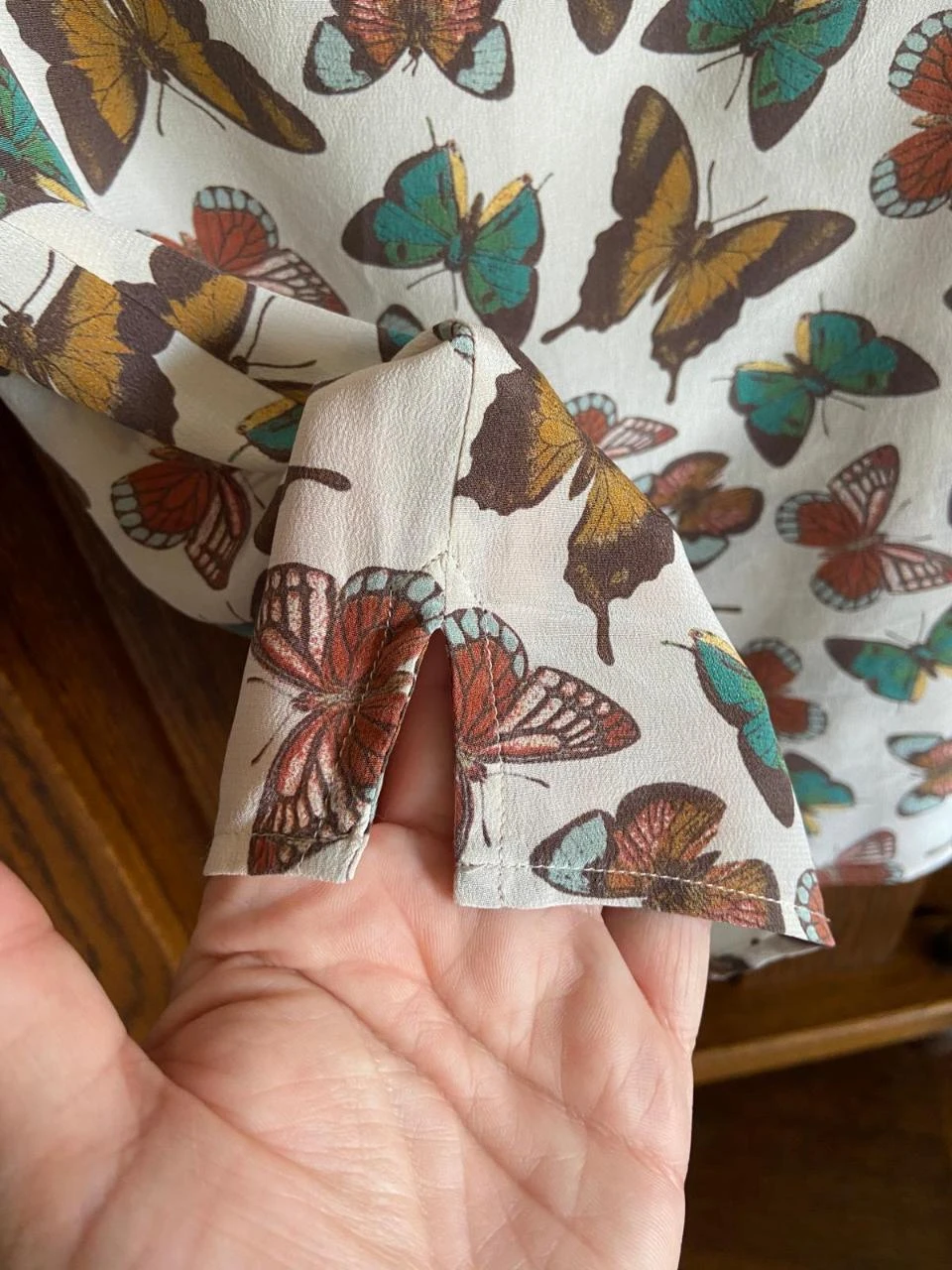 Blusa nueva de seda fluida, estampado mariposas - Massimo Dutti. Talla XS – photo 10
